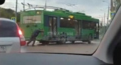«Татарский халк» в одиночку толкает автобус