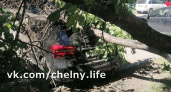 Кто виноват? В Челнах в 23-м комплексе на машину упало дерево