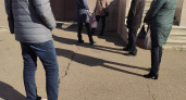 Челнинцы, чтобы попасть на прием к врачу поликлиники, подолгу стоят в очереди… на улице