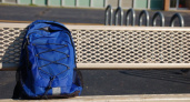 И до детей добрались: челнинец украл лежащий на школьном дворе рюкзак