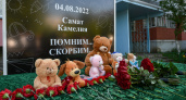 В Челнах к дому, где погибли дети, несут цветы и игрушки