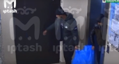 Появилось видео, как мужчины, подозреваемые в убийстве, выносят пакет из подъезда