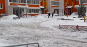 Объединяя силы: жители Альметьевска вышли и сами очистили двор от снега