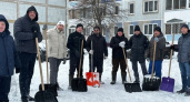 Челнинцы вышли почистить от снега свой двор в 38-м комплексе
