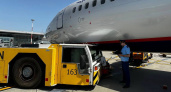 В аэропорту Казани буксир-толкач врезался в самолет