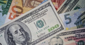 Курс доллара поднялся до 107 рублей и почти сравнялся с евро