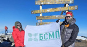 На вершине Килиманджаро установили флаг БСМП Челнов