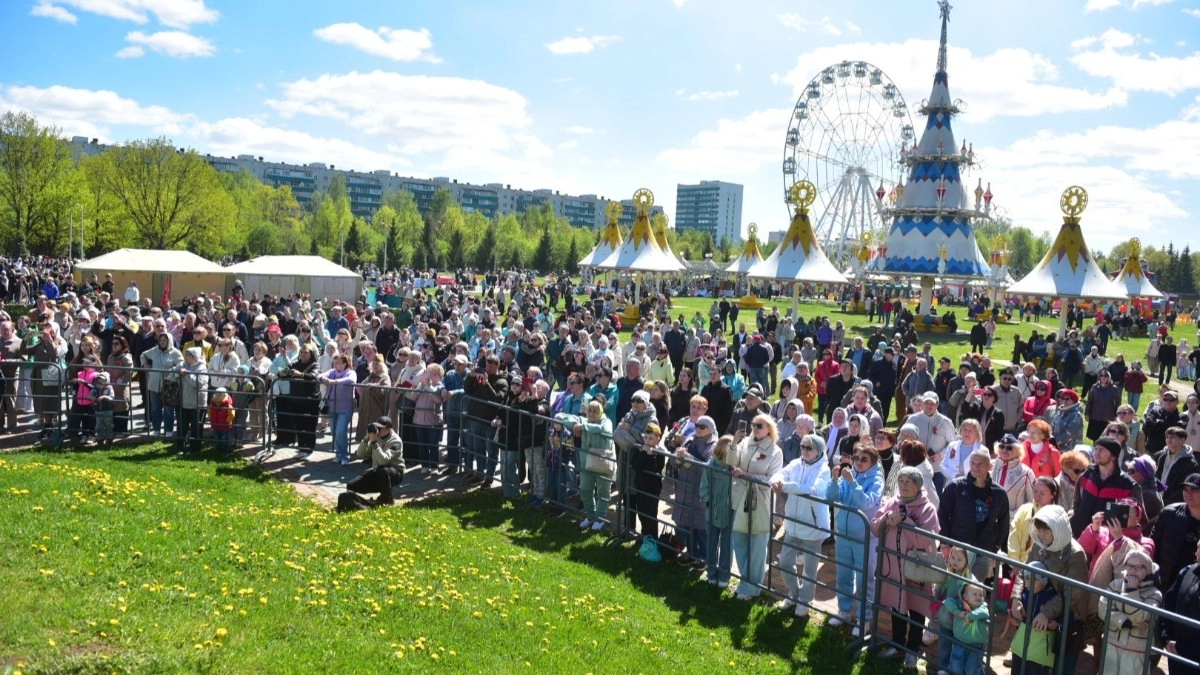 В Челнах День Победы отметили на трех площадках с концертами, кухней и военной техникой