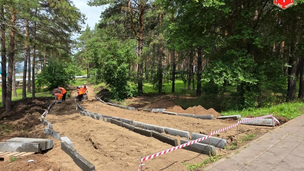 В Комсомольском парке заканчивают строить новый тротуар к Казанскому проспекту