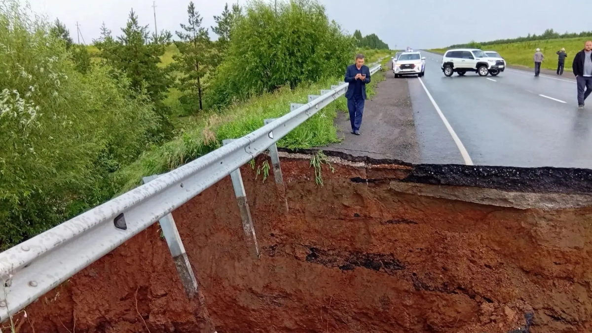 Дорога Челны-Сарманово разрушилась после осадков: известны сроки восстановления
