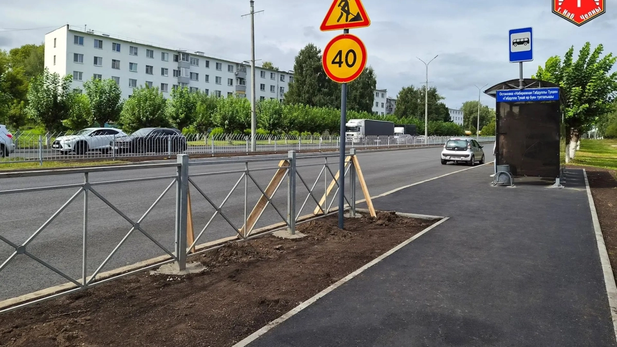 На улице Батенчука в Набережных Челнах обновили остановки и тротуары