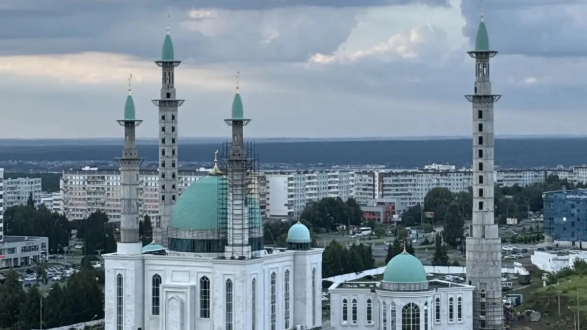 На минарете исламского центра в Челнах установили последний полумесяц