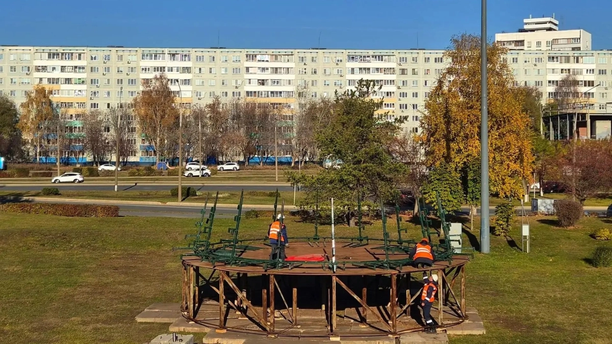 На площади Азатлык в Челнах начали устанавливать 30-метровую елку